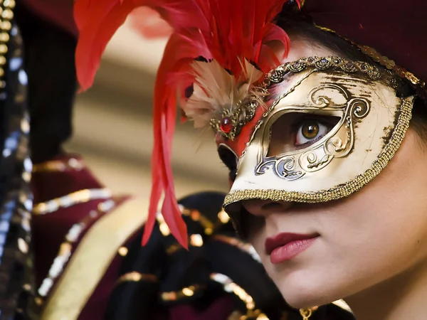 Valletta, Malta - mar 06 - mujer vistiendo máscara veneciana