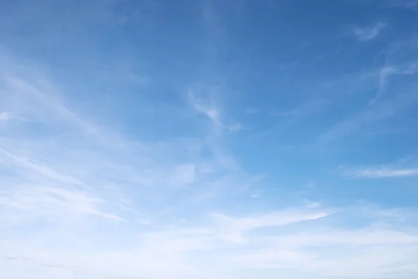 Vita Fluffiga Moln Den Blå Himlen — Stockfoto