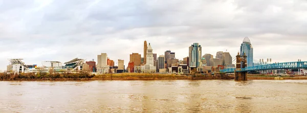Cincinnati Downtown Panorama Översikt Vid Solnedgången — Stockfoto