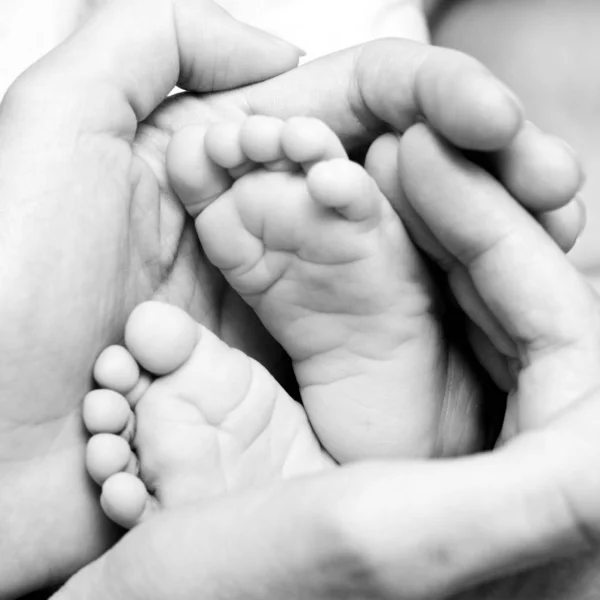 Mother Holding Her Child Feet Shot — Stock Photo, Image
