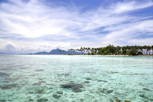 马来西亚偏远热带岛屿的图像 拥有深蓝色的天空 清澈的海水 棚屋和椰子树 — 图库照片