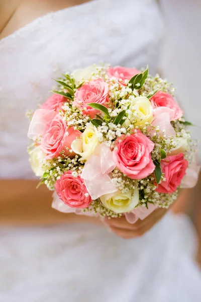 Весільний Букет Білими Рожевими Трояндами Руці Нареченої — стокове фото