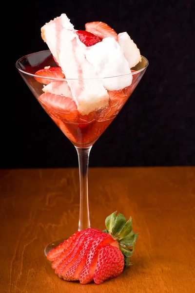 Strawberry Shortcake Martini Glas Sockerkaka Och Piska Grädde — Stockfoto