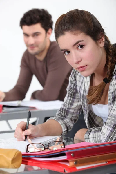 Ung Kvinna Vid Universitet — Stockfoto