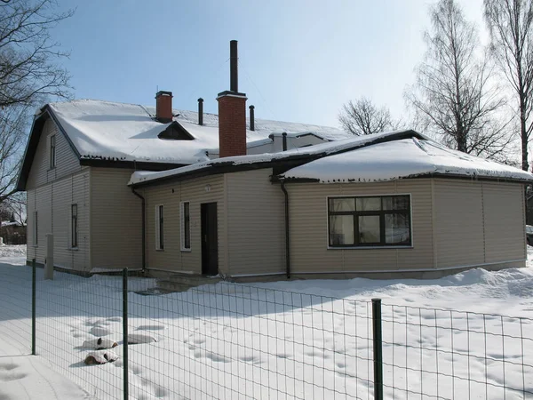 Hóval Borított Európai Házikó — Stock Fotó