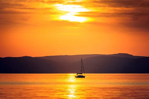 Deniz Kenarındaki Güzel Bir Gün Batımı Ile Yelkenli Tekneler — Stok fotoğraf