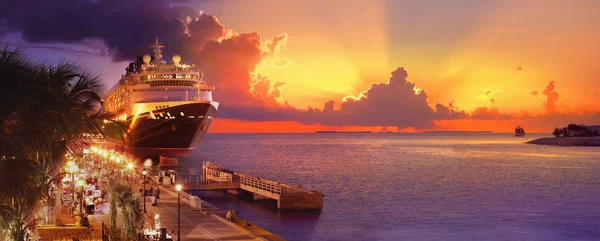 キーウェスト フロリダ アメリカにドッキングクルーズ船 — ストック写真