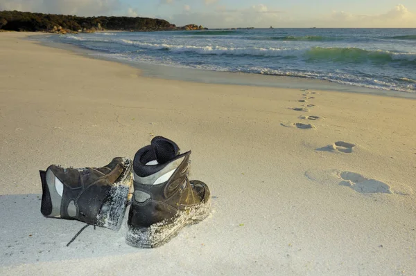 Par Botas Uma Praia Areia Luz Amanhecer Pegadas Levam Para — Fotografia de Stock