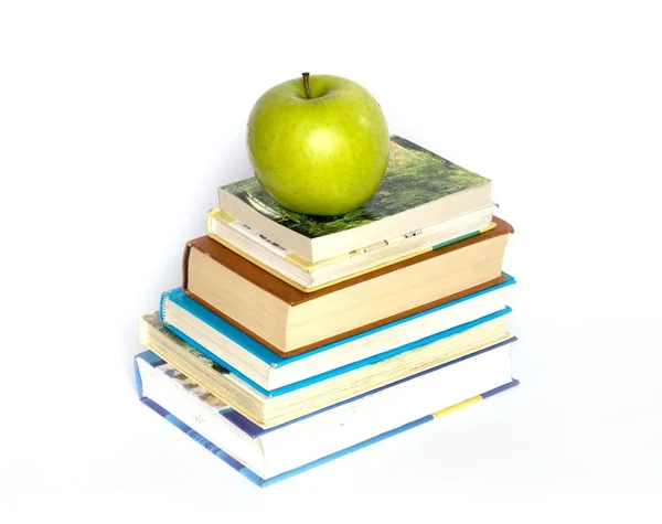 Πράσινο Μήλο Και Στοίβα Από Βιβλία Για Σχολείο — Φωτογραφία Αρχείου
