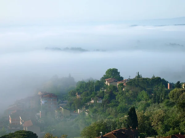 Fabulosa Paisagem Manhã Nebulosa Toscana Vale Entre Montepulciano Chiusi — Fotografia de Stock