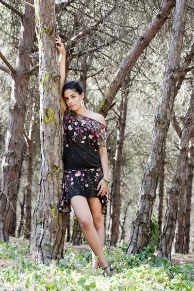Çiçekli Elbiseli Ormanda Poz Veren Güzel Bir Kız — Stok fotoğraf