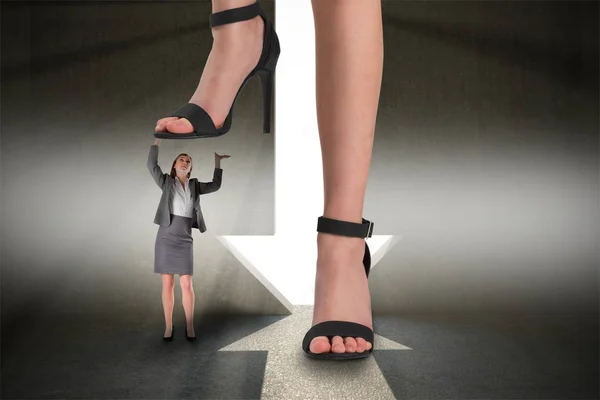 Obraz Kompozytowy Kobiecych Nóg Czarne Sandały Stojąc Interesu Przeciwko Szary — Zdjęcie stockowe