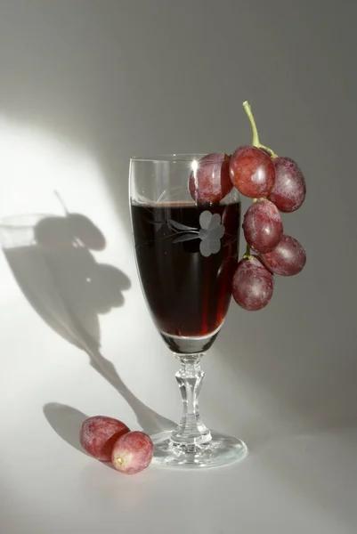 Copo Cheio Vinho Com Uva Fundo Escuro Com Sombra — Fotografia de Stock