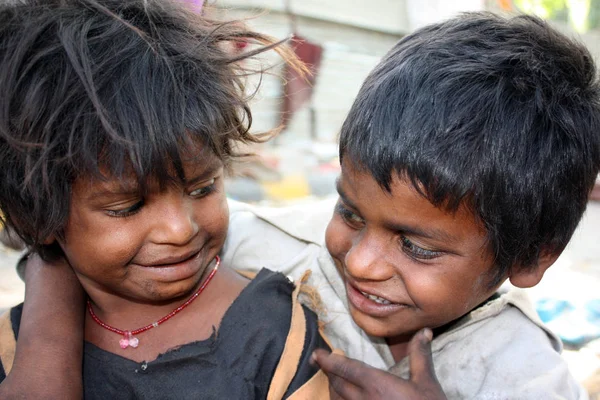 Retrato Lindos Hermanos Felices Viviendo Las Partes Pobres India Ganándose —  Fotos de Stock
