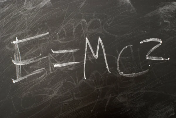 阿尔伯特 爱因斯坦著名的数学方程写在黑板上 — 图库照片