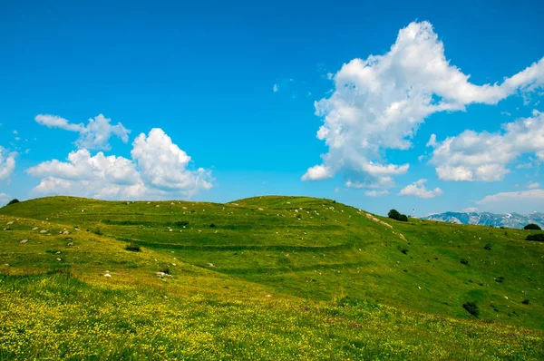 Яркое Голубое Небо Облаками Горе Беласница — стоковое фото