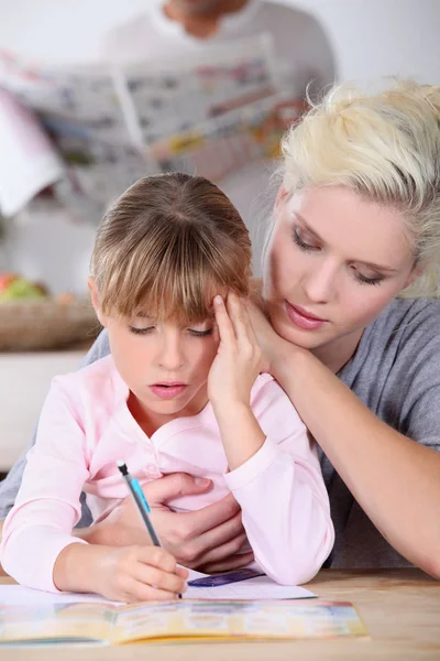 Mutter Mit Mädchen Bei Hausaufgaben — Stockfoto