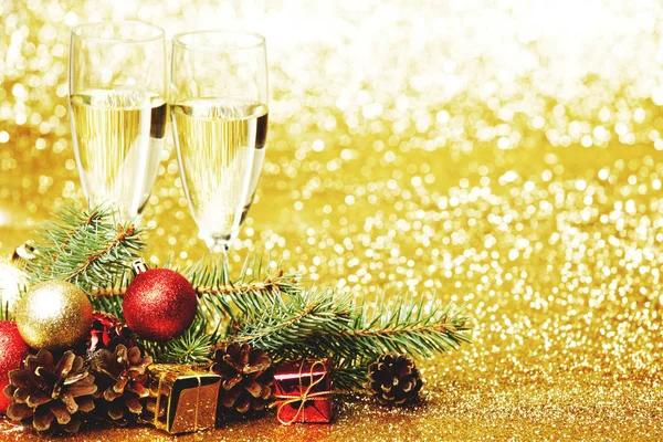 Champagne Abete Decorazioni Natalizie Regali Sfondo Dorato — Foto Stock