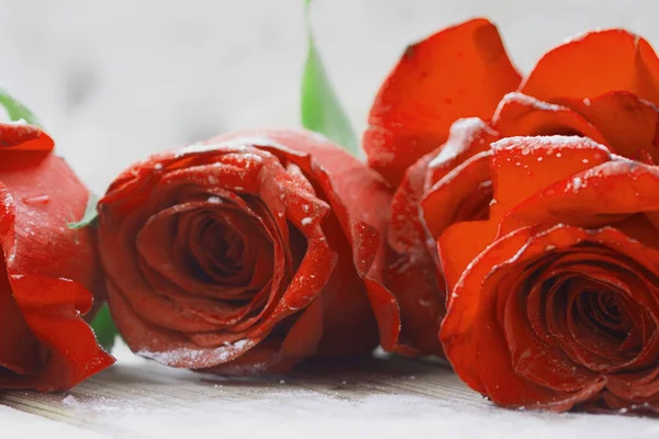 Piękny Czerwony Kolor Róż Drewnianym Stole — Zdjęcie stockowe