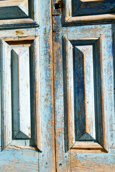 青い木の扉と錆びた釘で — ストック写真