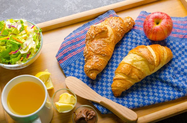 Desayuno Cama Bandeja Madera Manzana Croissant Mantequilla Chocolate Ensalada — Foto de Stock