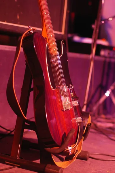 Een Gitaar Stand Een Live Concert — Stockfoto