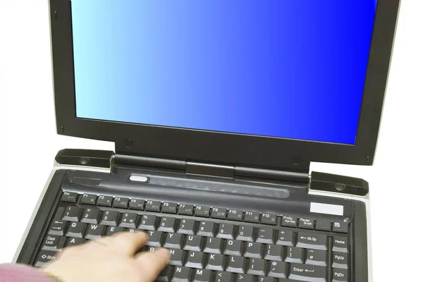 Tiro Tela Azul Laptop Com Mão Teclado — Fotografia de Stock