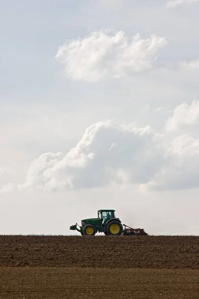 Silhouette Eines Traktors Auf Ackerland — Stockfoto