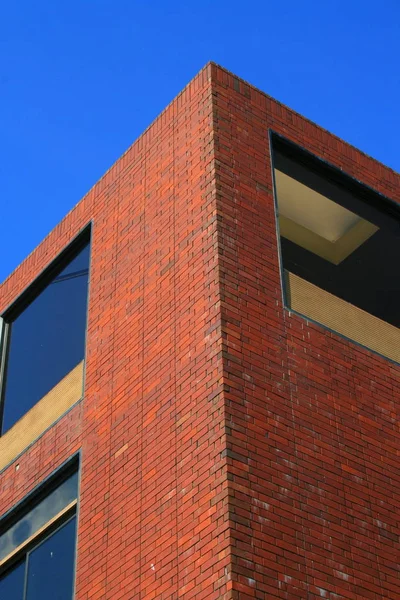 Esquina Edificio Ladrillo Sobre Cielo Azul — Foto de Stock