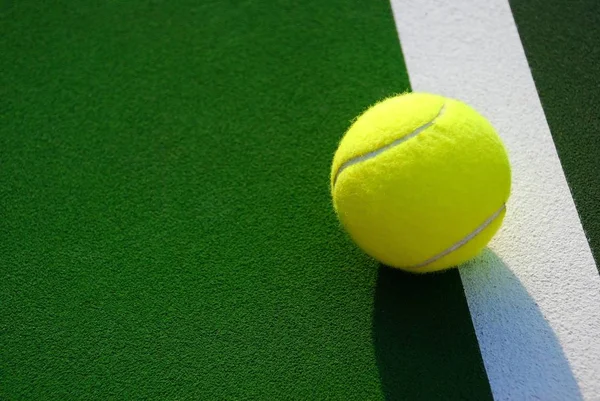 Close Van Een Gele Tennisbal Rustend Witte Overtreding Lijn — Stockfoto