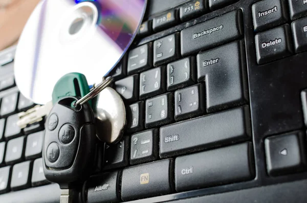 Tastatur Mit Halbexemplar Und Glanz Und Autoschlüssel — Stockfoto
