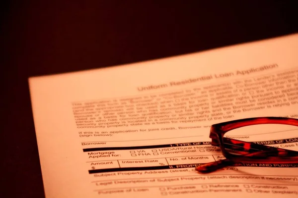 Antrag Auf Hauskredit Vor Schwarzem Hintergrund Finanzdokument Für Hypothekendarlehen Mit — Stockfoto