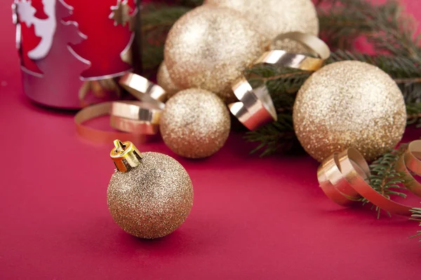 Красивое Золотистое Рождественское Украшение Красном Фоне — стоковое фото
