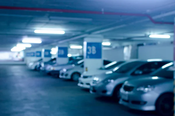 抽象的なぼかしの背景の室内の車を駐車 — ストック写真