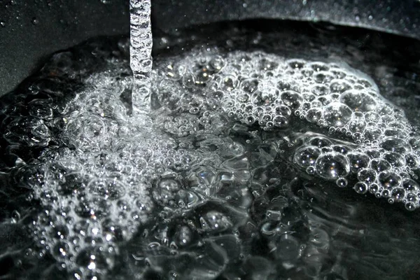 Water Druppels Een Zwarte Achtergrond — Stockfoto