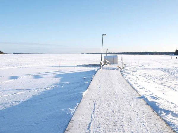 氷の水泳場 雪に覆われた桟橋 青い空 — ストック写真