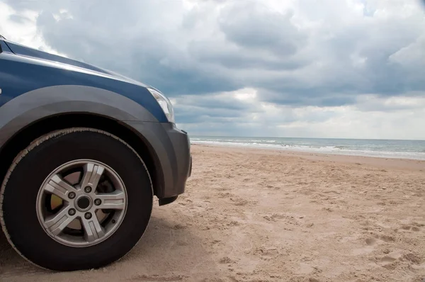 Die Front Eines Autos Das Das Meer Beobachtet — Stockfoto