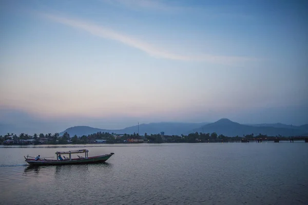 カンポット リバーサイド カンボジアの夕焼けボートします — ストック写真