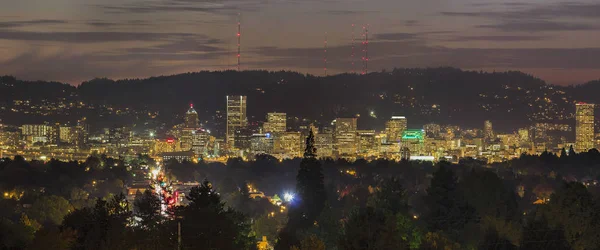 Skyline Van Binnenstad Stad Van Portland Oregon Oplicht Bij Schemering — Stockfoto