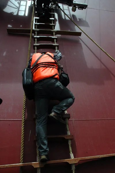 Een Man Klimmen Een Ladder Een Tanker — Stockfoto