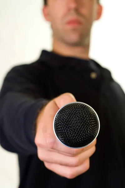 Ένας Άντρας Που Κρατάει Μικρόφωνο Για Μιλήσει Για Τραγουδήσει — Φωτογραφία Αρχείου