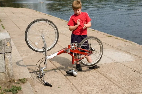 Niño Pequeño Repara Bicicleta Muelle — Foto de Stock