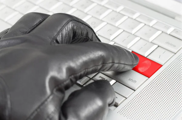 Verstecktes Identitätskonzept Mit Gelöschtem Fingerabdruck Auf Tastatur Und Hand Mit — Stockfoto