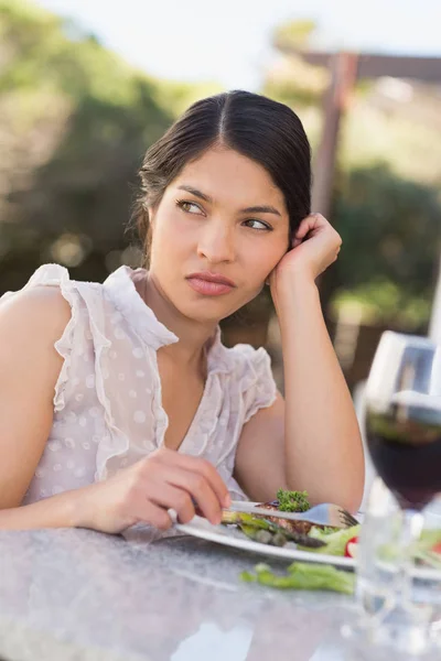Femme Agacée Manger Une Salade Dans Patio Restaurant — Photo