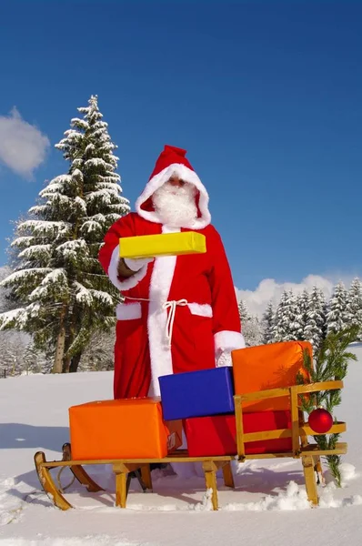 Noel Baba Bir Kızak Üzerinde Renkli Hediyeler Ile Baba Noel — Stok fotoğraf