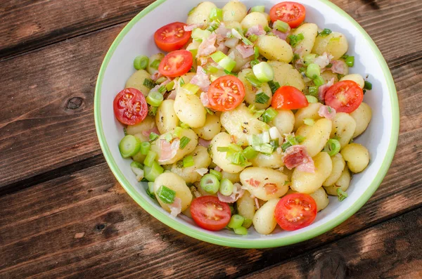 Kara Orman Jambon Soğan Ile Gnocchi Makarna — Stok fotoğraf