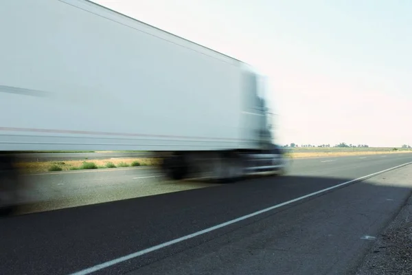 Exceso Velocidad Camión Grande Destino Asfalto Concepto Carretera —  Fotos de Stock