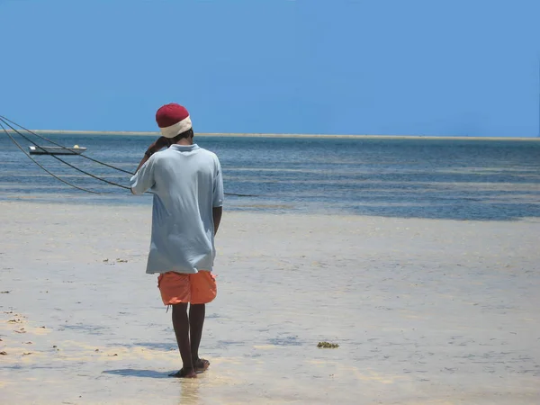 Einsamer Schwarzer Mann Kenianischen Strand Mombassa — Stockfoto