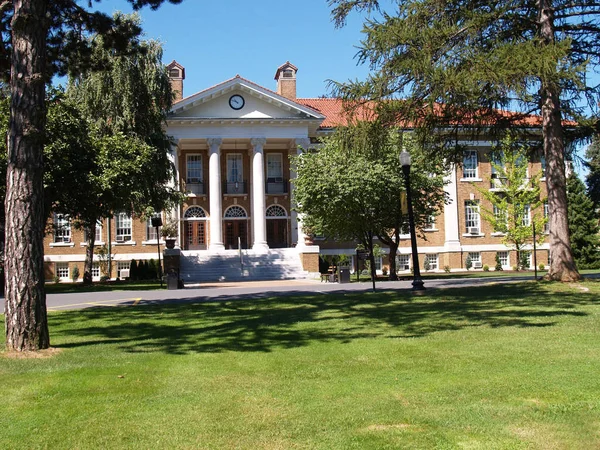 ペンシルベニア州アレンタウンのシーダークレストカレッジのブレイニーホール — ストック写真