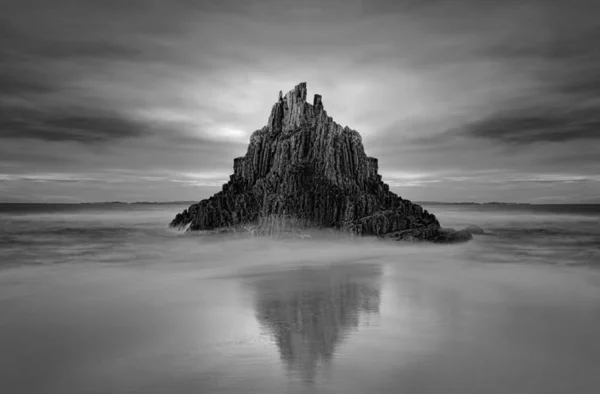 Cielo Mohoso Sobre Pyramid Rock Pila Mar Con Reflejo Marea — Foto de Stock